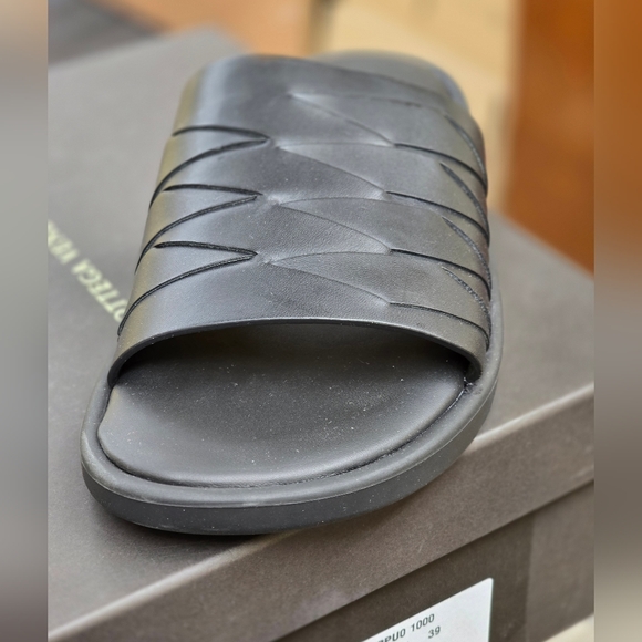 Bottega Veneta Black Leather Flip Flops - Picture 5 of 6